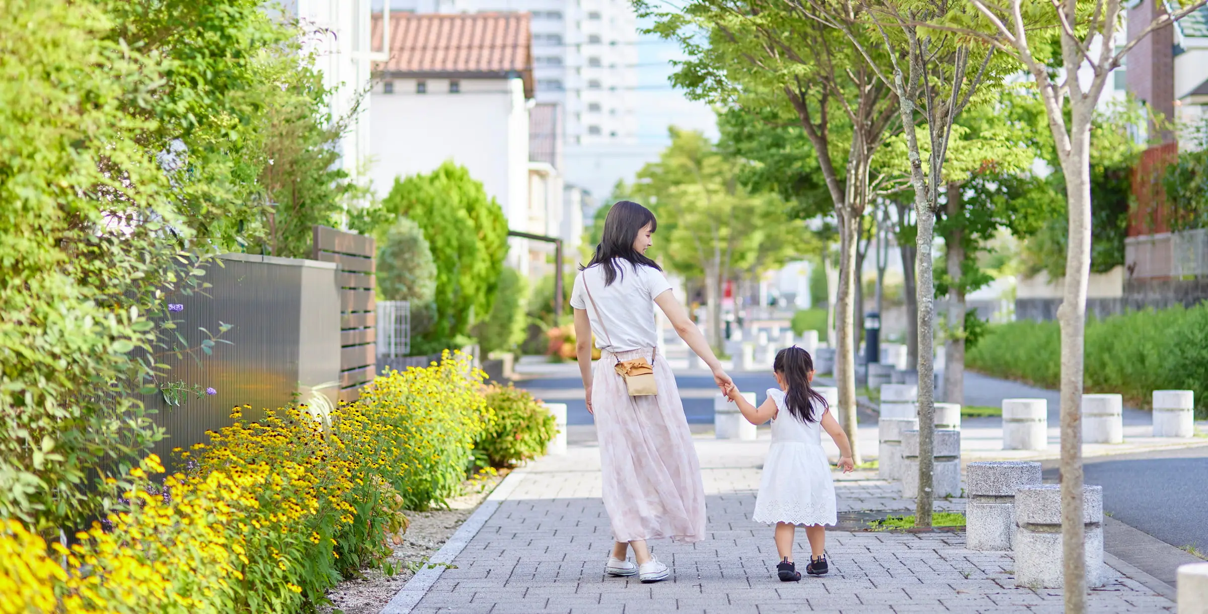 住宅街を親子が散歩している様子